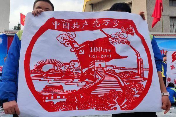 救援受困的小恐龙