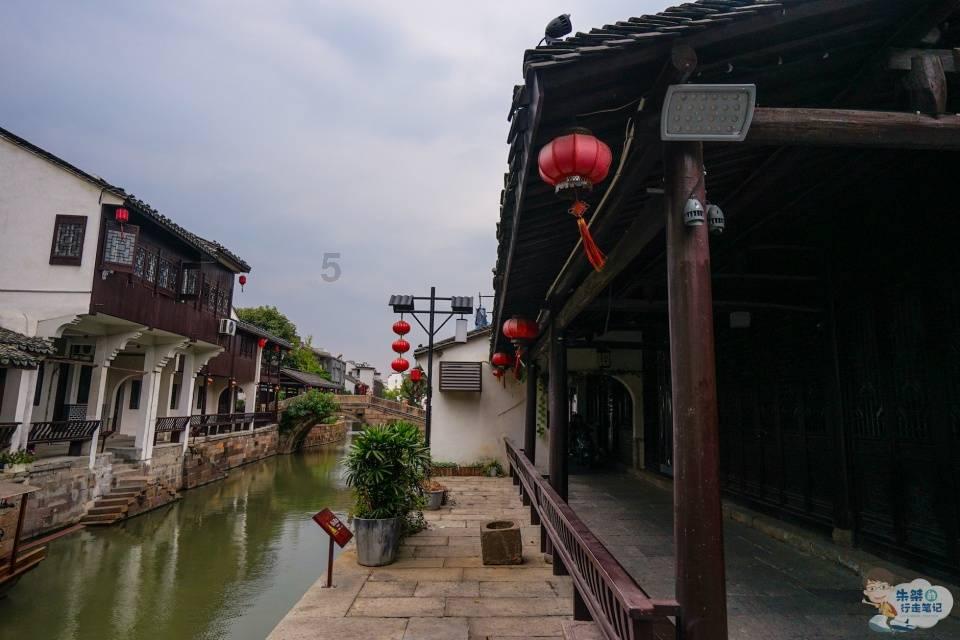 逃离老旧温泉社